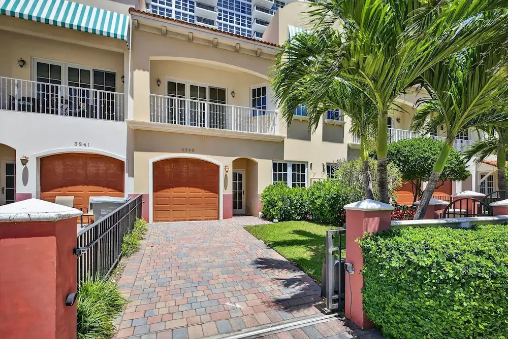 Daisy Townhouse  Steps from The Beach