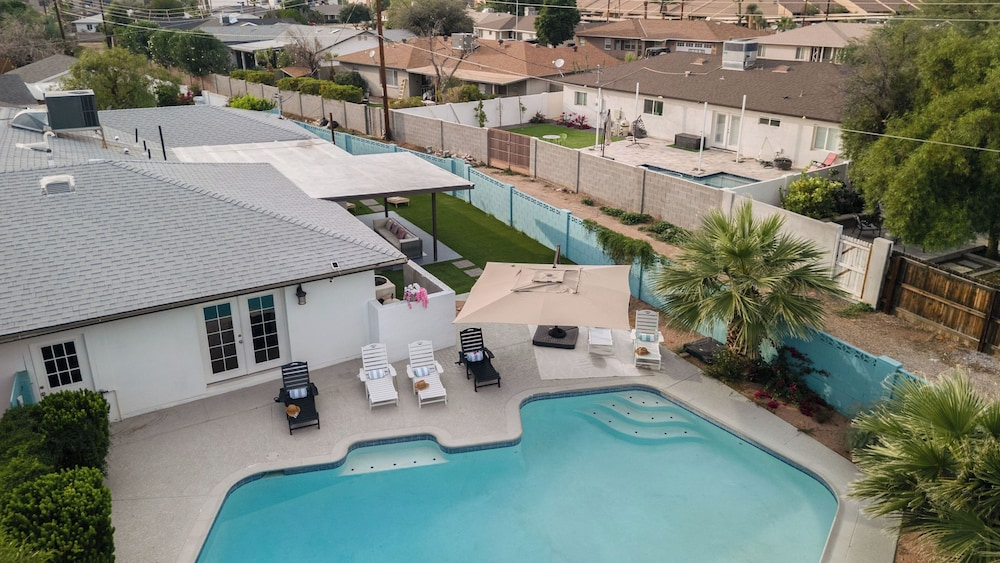 Scottsdale Retreat w/ Private Pool, Outdoor Dining & Close to Old Town Fun Casa Cambridge by Avantstay