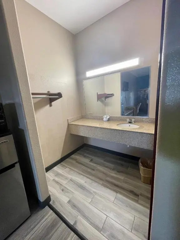 Airport Inn And Suites