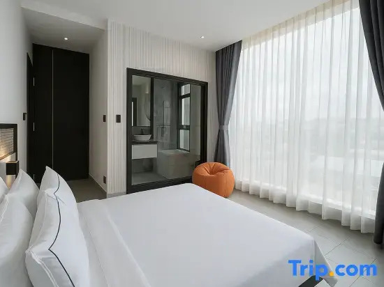 LYNs HOTEL