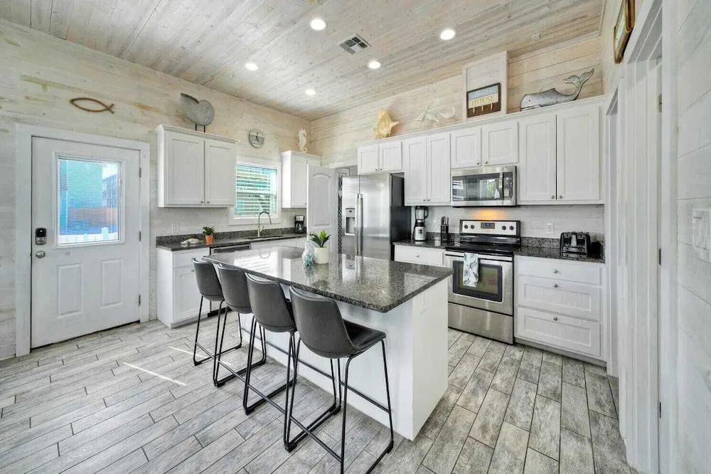 2 Homes in Gulf Village by Avantstay Sleeps 24, 2blocks to the Beach, Pool, Game Room, Patio w/ Outdoor Bar