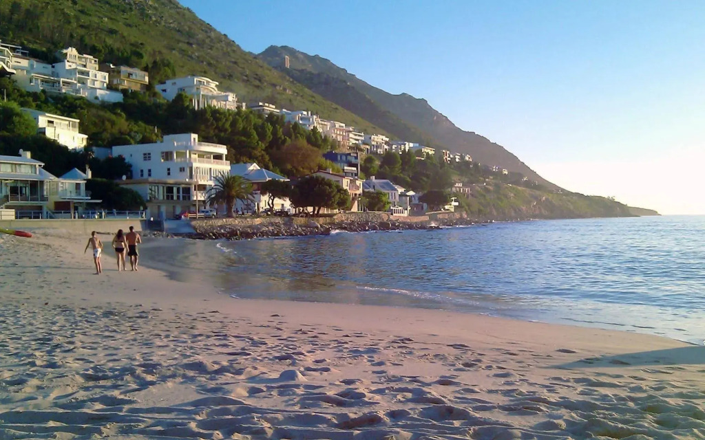 Bikini Beach Holiday Home, On the Beach, Sleeps 9