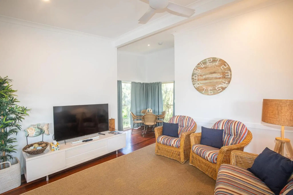 The Blue House - 100M TO BEACH, PET FRIENDLY, BIG HOUSE, SLEEPS 8