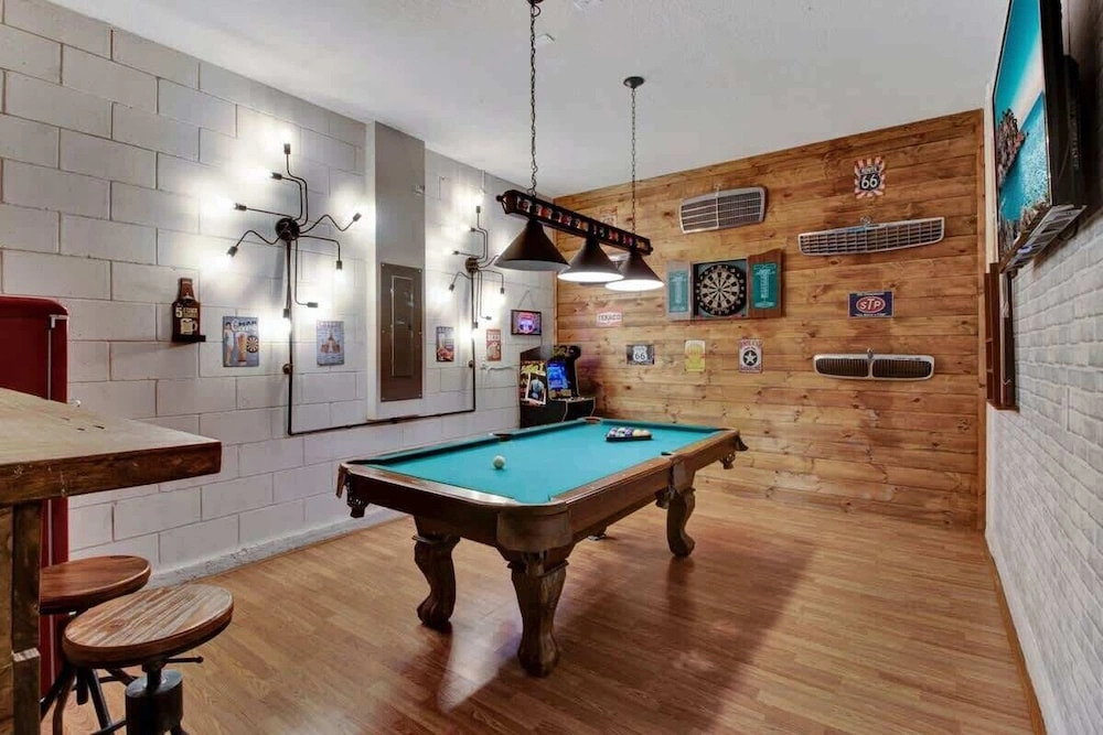 Chic 4BR With Pool, Game Room & Mickey Rooms