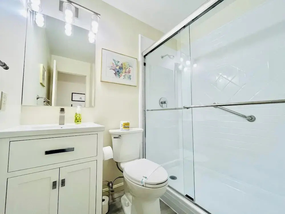 King Charles Avenue 404 #4