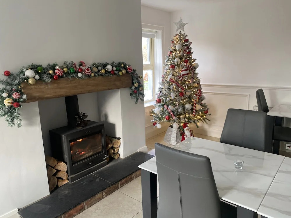 Rostrevor Valley 6-br, Sleeps 20 w/ Hot Tub & View