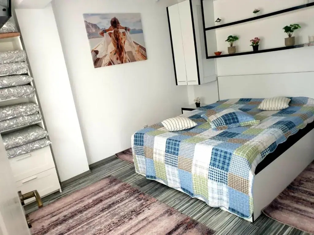 Apartament Mamaia Nord la 30 de m de plaja cu terasa.