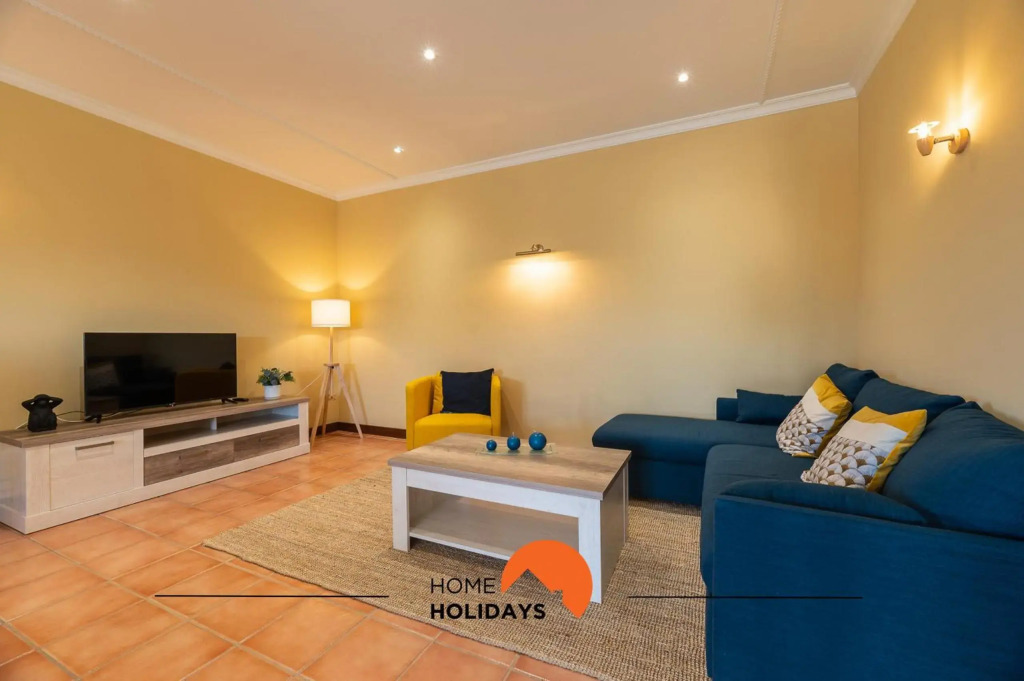 #071 Stunning Spacious Flat w Pool 5m Beach