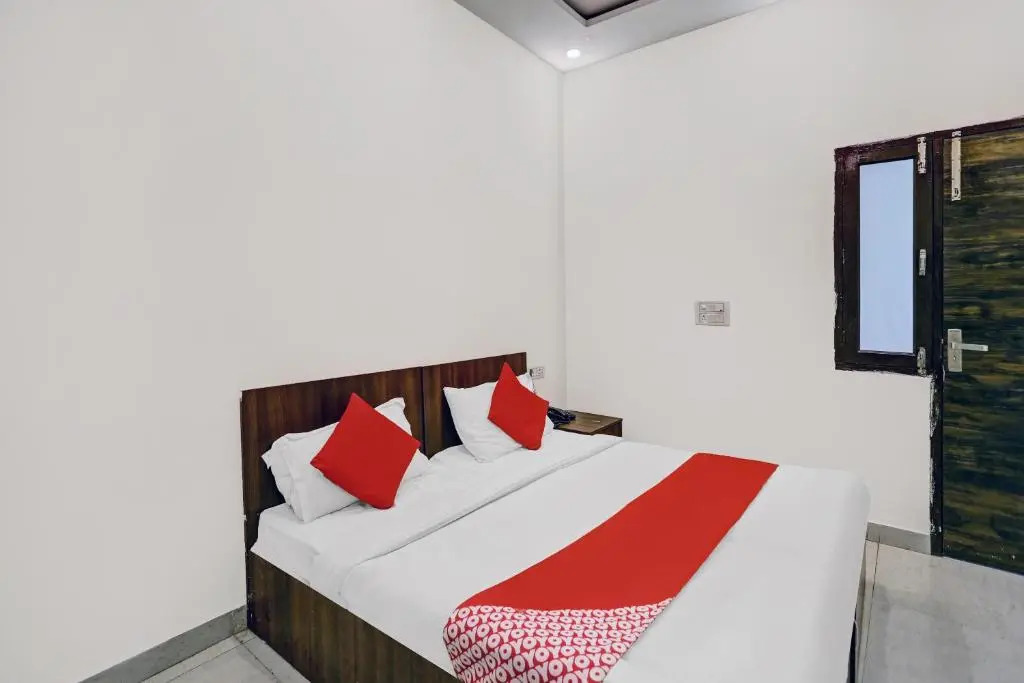 OYO Hotel Prince Near Haiderpur Metro Station