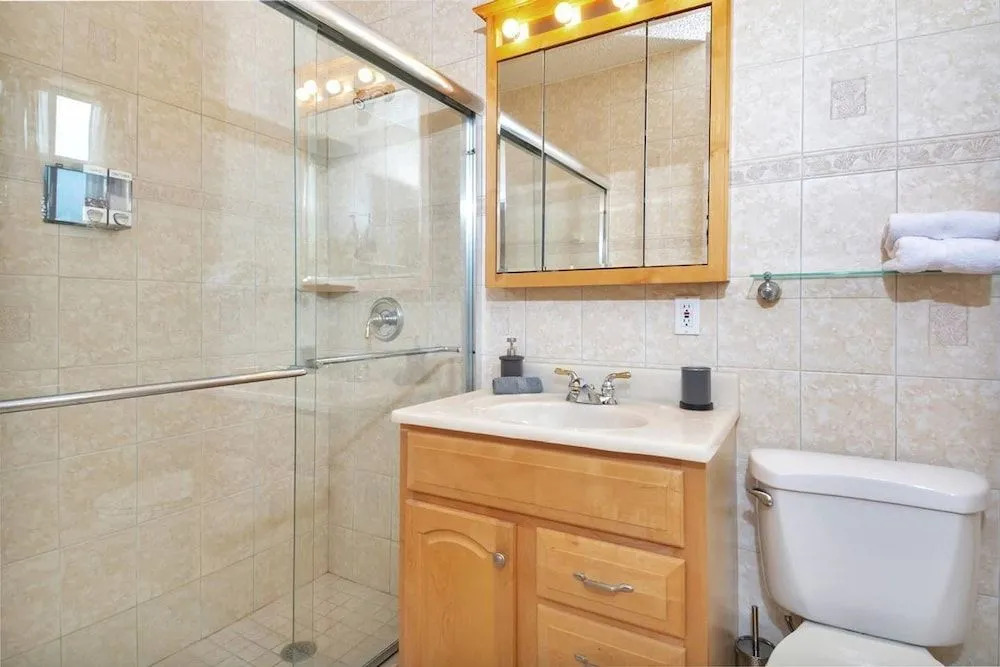Lovely Apt, Hollywood Beach, 1/2 block from Ocean!