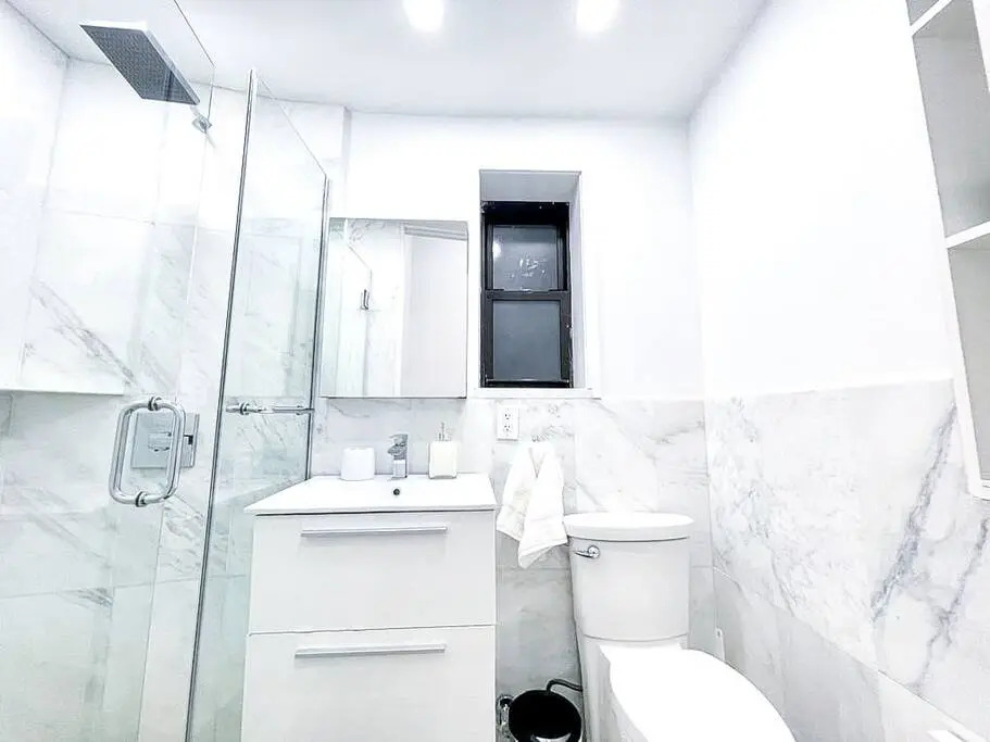 62-2b Renovated 1BR in Prime Upper East Side