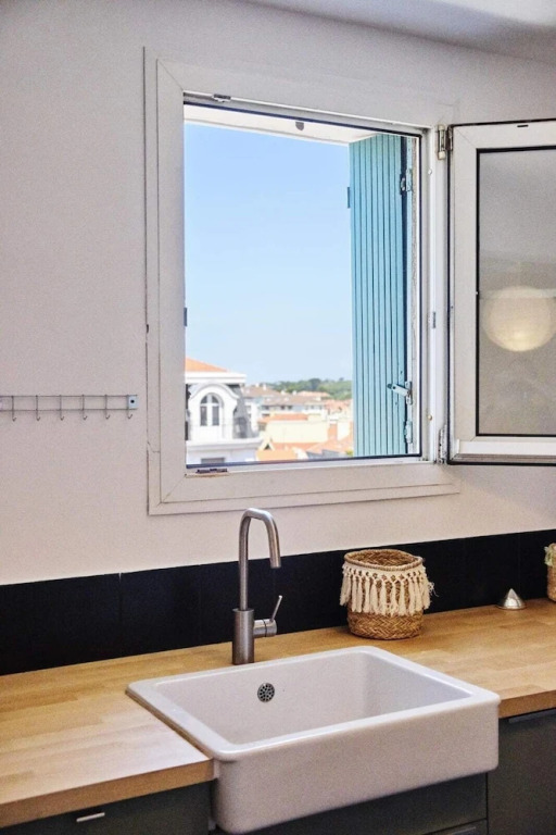 3 Bedrooms Hypercenter Terrace and Parking