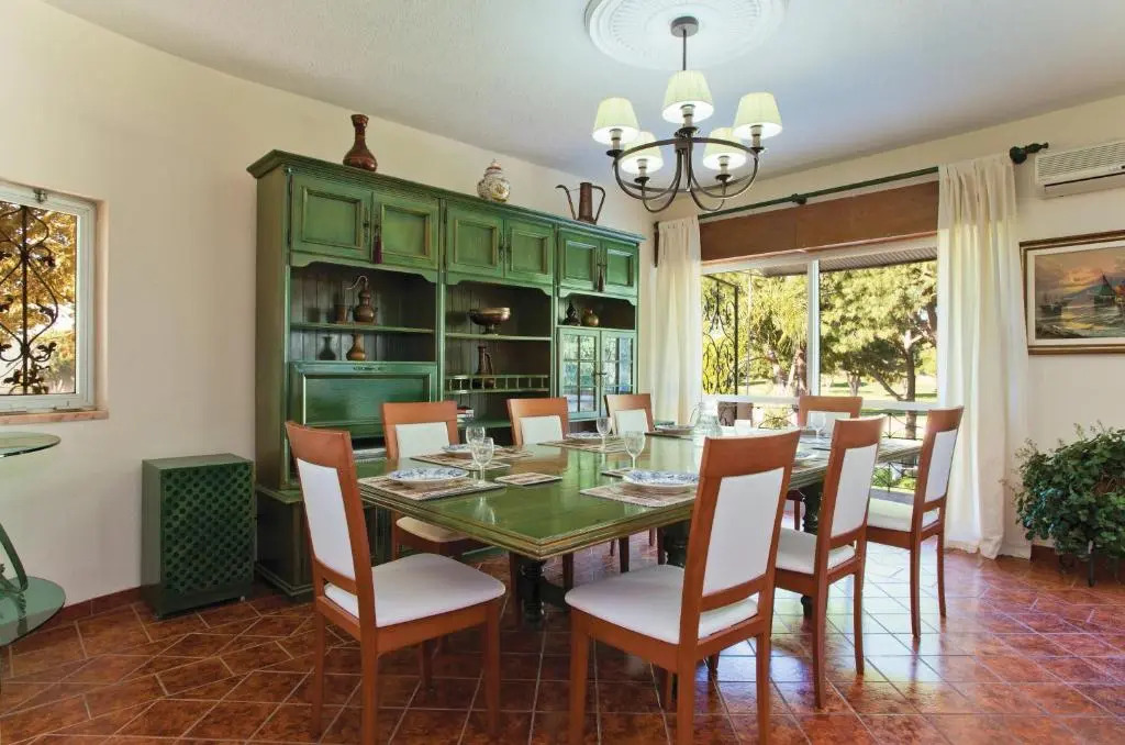 Spacious Retreat with Prime Location, Private pool, snooker, free AC Wifi