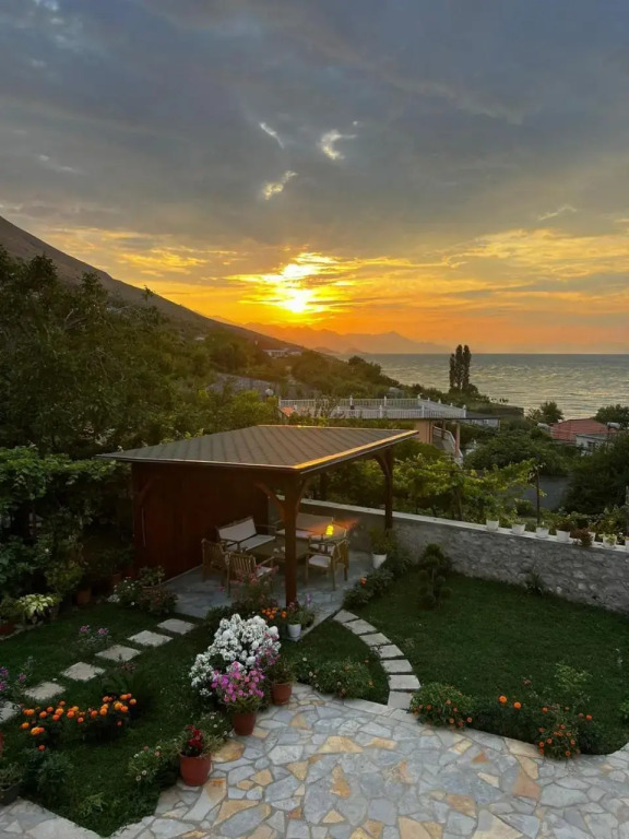Vintage House at Shkodra Lake