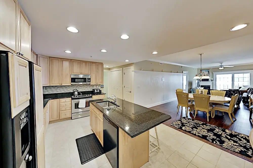 Lovely Waterfront W/ Balcony - Near Beach! 3 Bedroom Condo