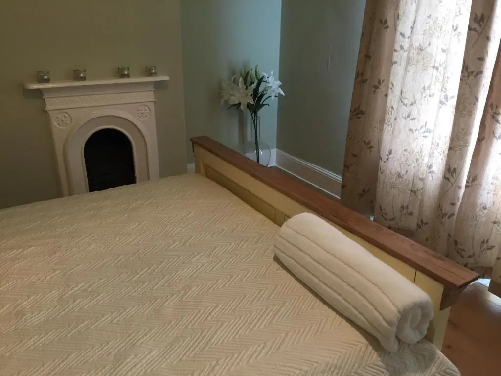 Tynant House- Modern 3 bed house- City centre and FREE parking
