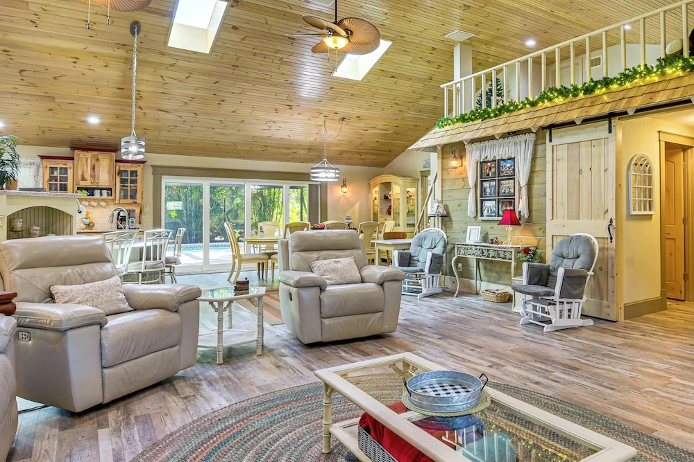 Peaceful 3-bedroom Home w/ Pool in Sarasota