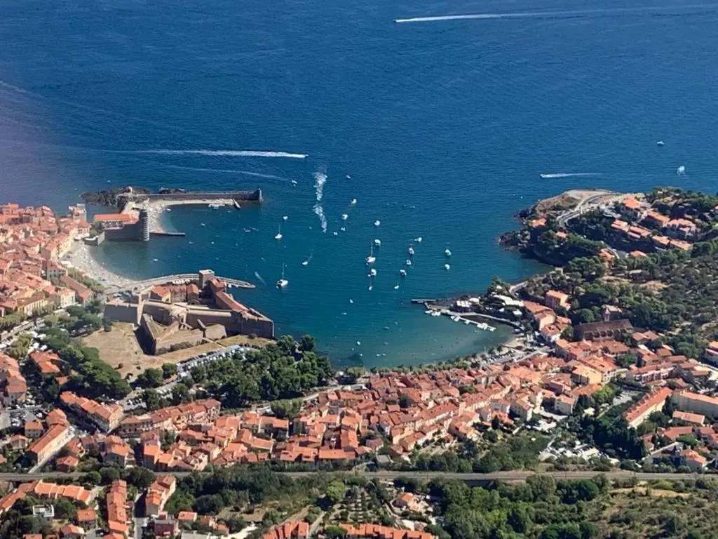 COLLIOURE tres bel appart a 150 metres des plages avec jardin prive et parking dans residence securisee