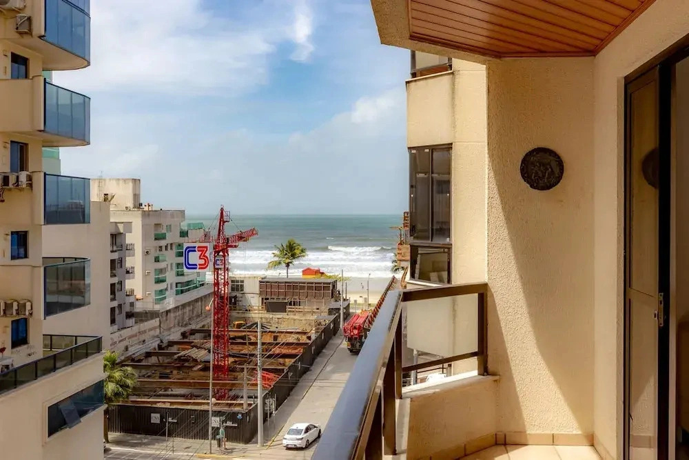 Apartamento com Varanda Churrasqueira e Vista Mar