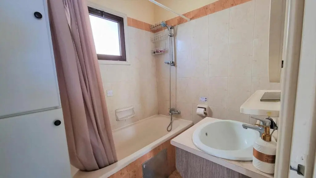Comfy Rooms + Near SALT LAKE + 100MBit Internet + Shared Apartment