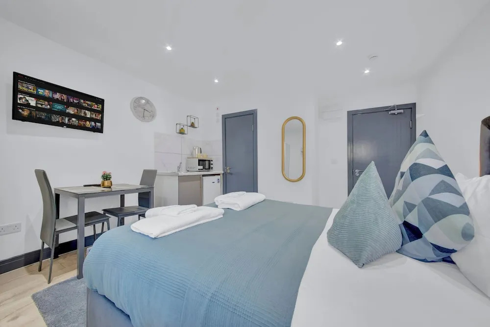Serviced Ensuite Studio in Feltham London Heathrow