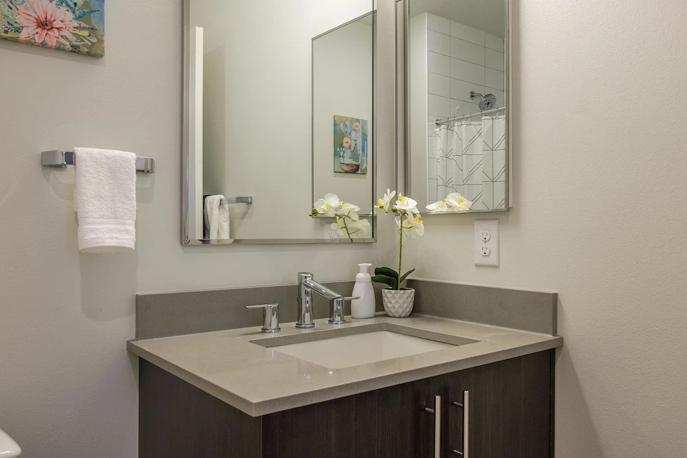 Downtown 2 BR w/ Wifi by Frontdesk