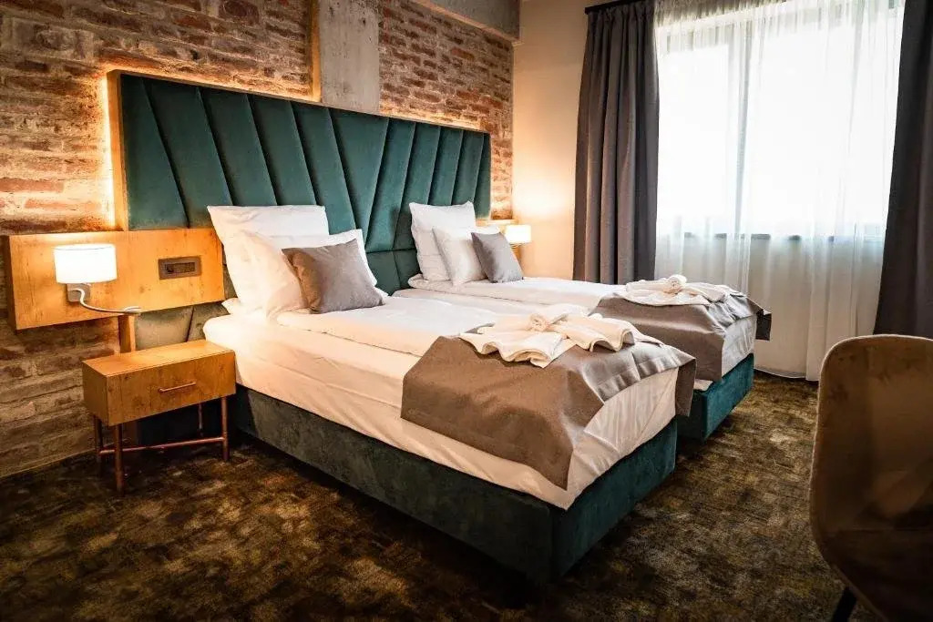 . MUSTANG Boutique Camere de inchiriat