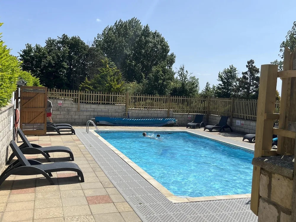 St Helens 2-bed Lodge, Sleeps 4, Pets Ok & Pool