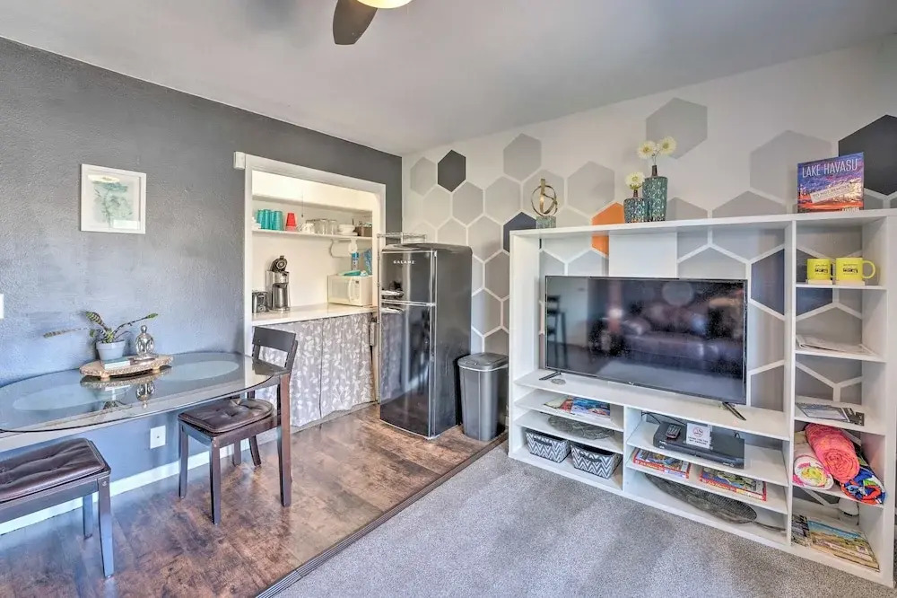 4 Mi to Beach: Lake Havasu Apartment w/ Pool!