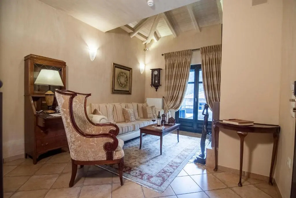 Ostra Menalon Luxury Suites