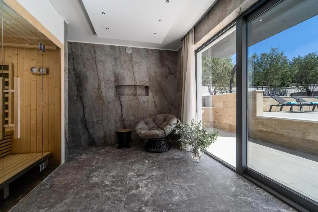 Villa Lady Maris with heated private pool, 5 en-suite bedrooms, 70m from beach