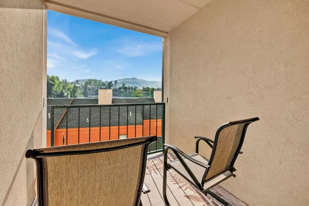 Trendy 2 BDR Condo w/ Pool + Hot Tub Near Downtown