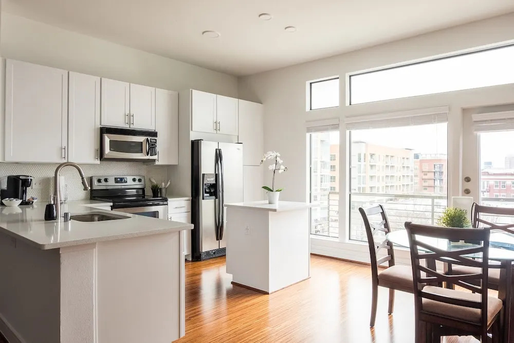 1 BR Apt Near AA Center with Parking by Frontdesk