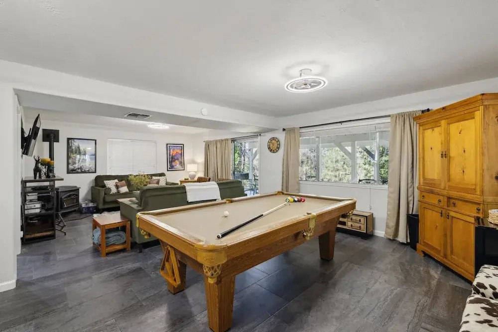 Whispering Pines Retreat 5 Bedroom Home by Yosemite Region Resorts