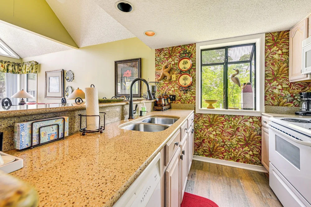 Myrtle Beach Condo Near Ocean: 1 Mi to Apache Pier
