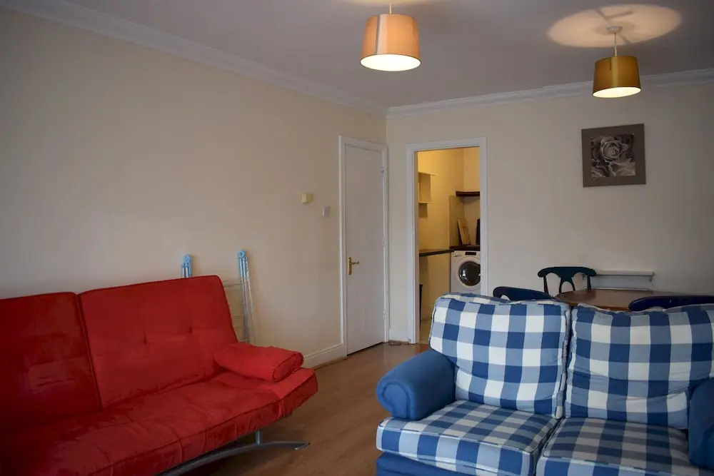 Bright 2 Bedroom Apartment With Balcony in City Centre