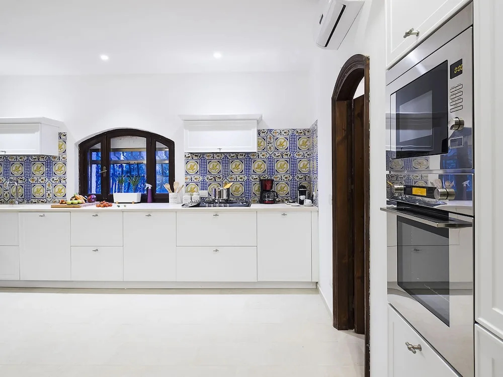 Exclusive Villa With Private Swimming Pool That Enjoys a Splendid Seafront View