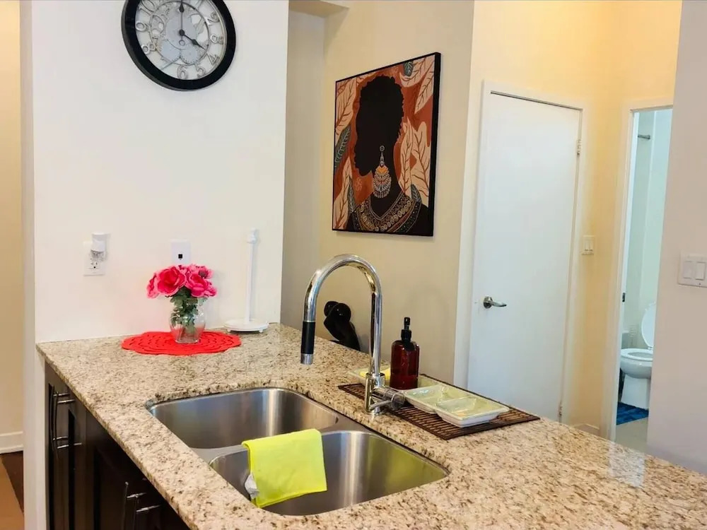 Stylish Cozy 1bedroom Condo in Square one Centre