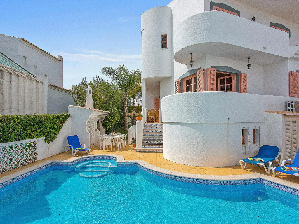 Spacious 4 Bedroom detached villa with swimming pool near the Old Village