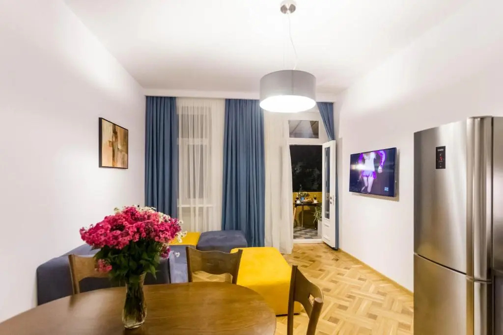 Luxury 3 BR apartment by Freedom square City Center