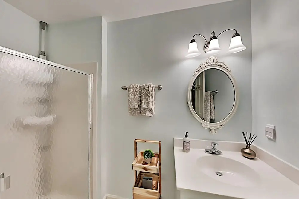 Five Oaks Coastal Cottage in Gated Seabrook Island home