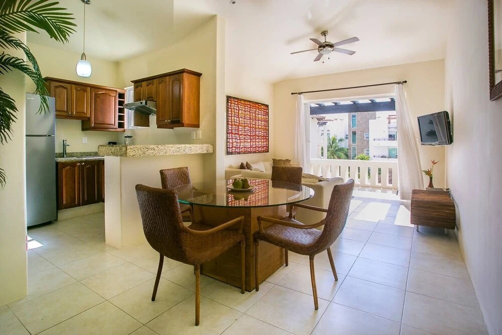 1BR Condo - Best Location! Pool+beach! Sleeps 4!!