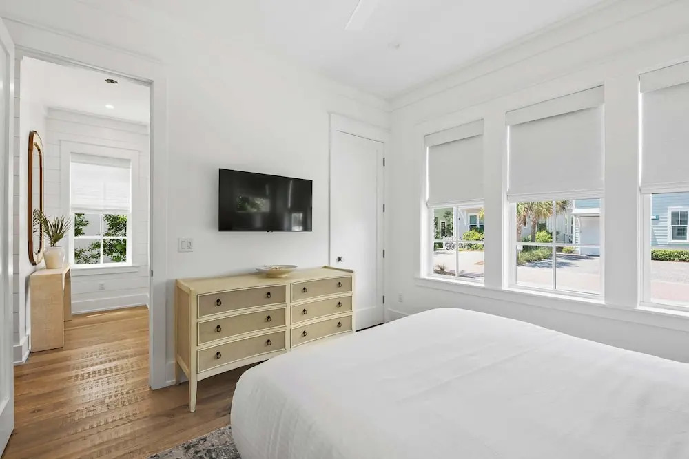 Beautiful Seacrest Home, Sleeps 16 - Lagoon Pool and Beach Tram Service