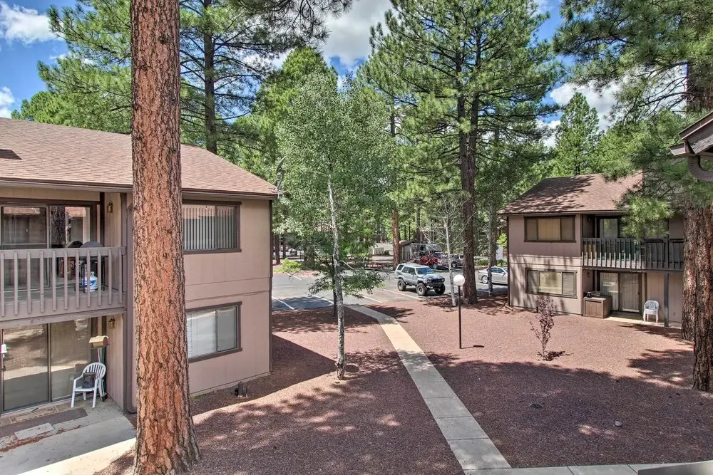 Pinetop Condo w/ Deck, Grill, 30 Mi to Sunrise Ski