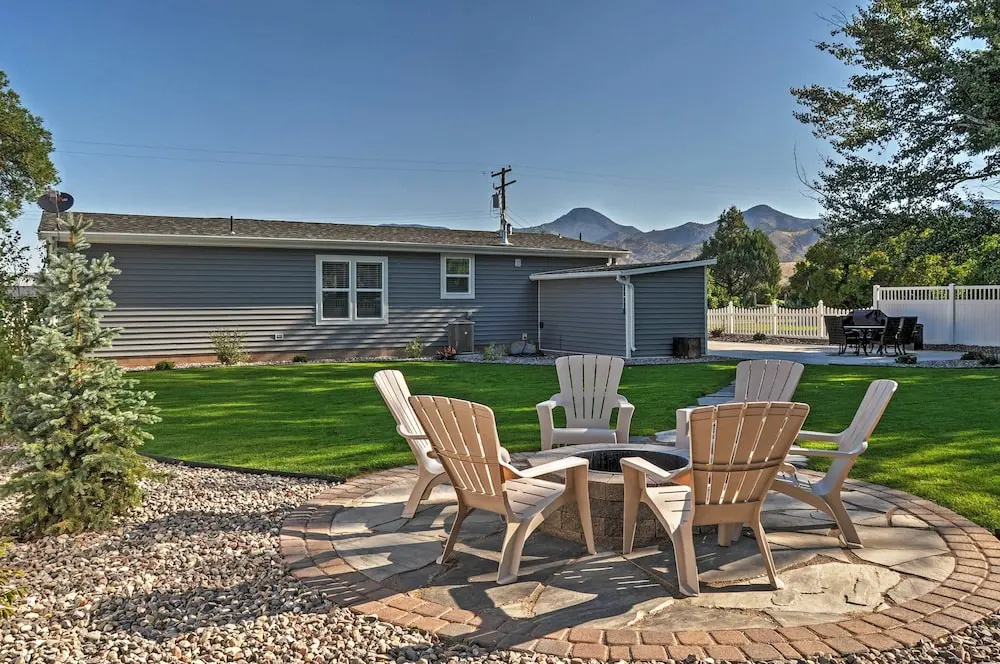 Rustic Chic Home: 10 Mi to Otter Creek State Park!