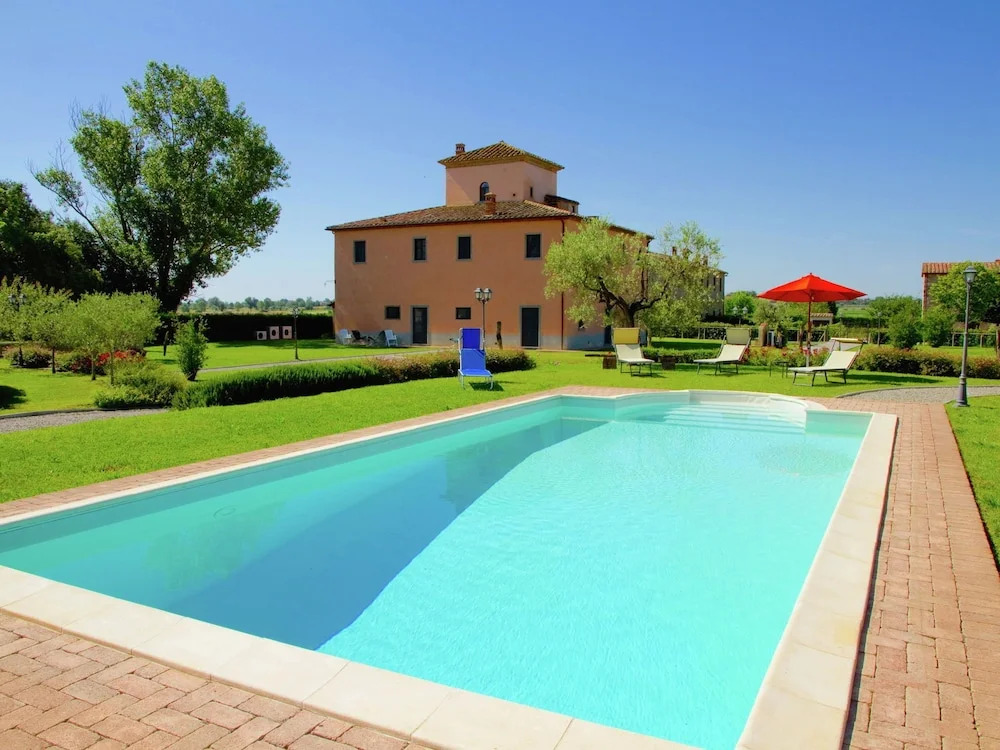 Splendid Farmhouse in Cortona With Swimming Pool
