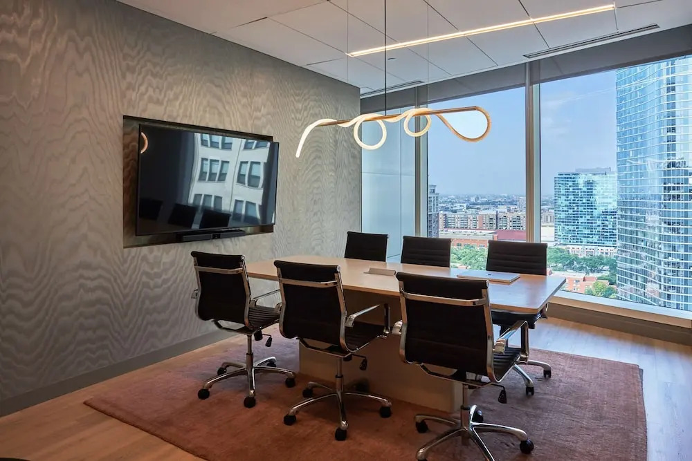 Lux Apts with Lake Views and Top Amenities