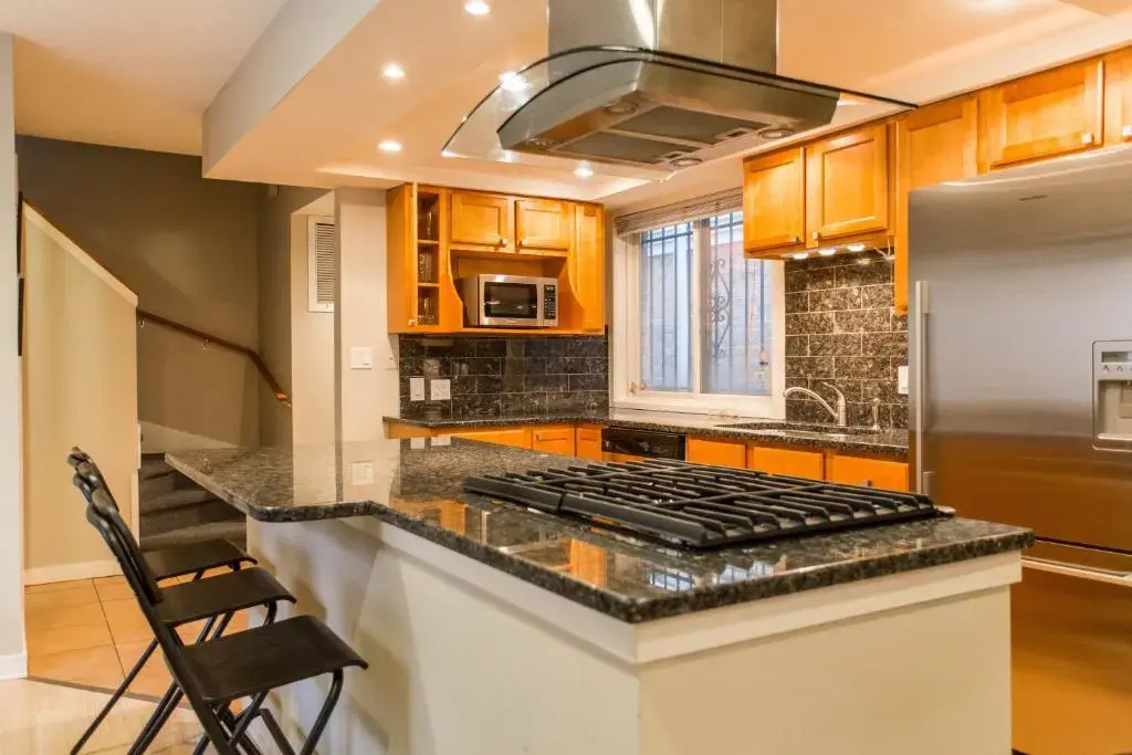 Old Town-Gold Coast Amazing 3 br Home/ Free Parking/ Breakfast/ Backyard/ Walk Everywhere/ Pets OK
