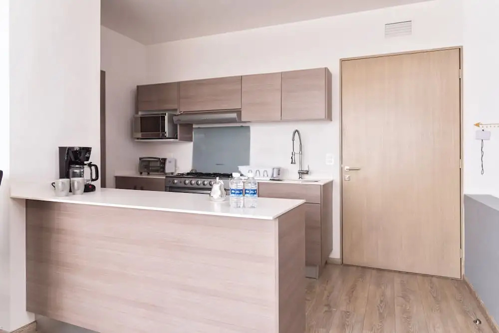 Apartment pool and gym. 6 pers. 1 KSB, 2SB, 1 TwinB, 2BTH by Mty. Living