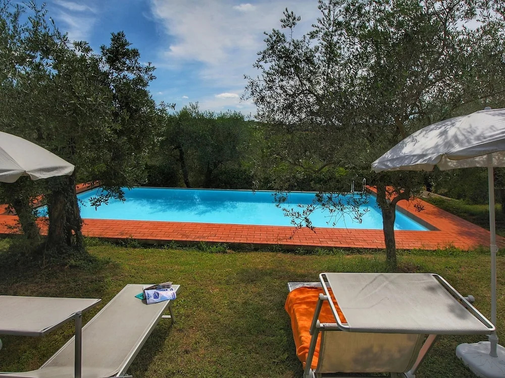 Cozy Farmhouse with Swimming Pool in Le Tolfe near Florence